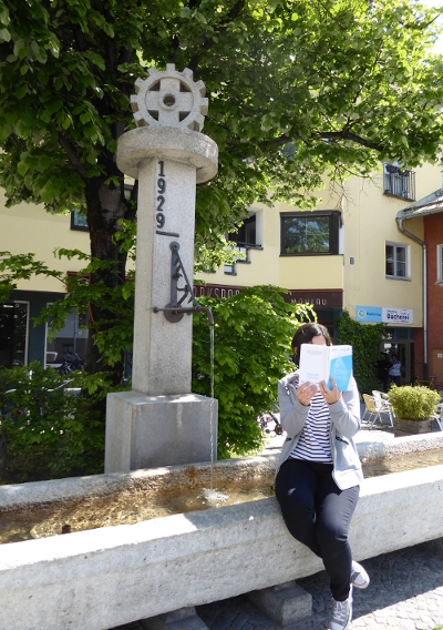 Foto: Hauptplatz Mühlau, Innsbruck-liest-Buch "Die Königin schweigt" (Laura Freudenthaler)