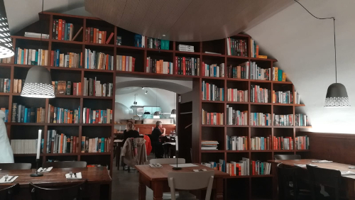 Foto: Bücherwand in der Trattoria Nussbaumer (Bozen)