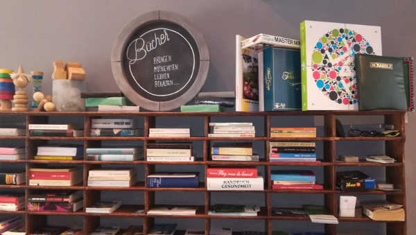 Foto: Regal mit Büchern im Café Bichl Burghausen