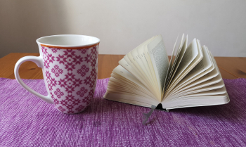 Foto: Kaffeetasse und Buch