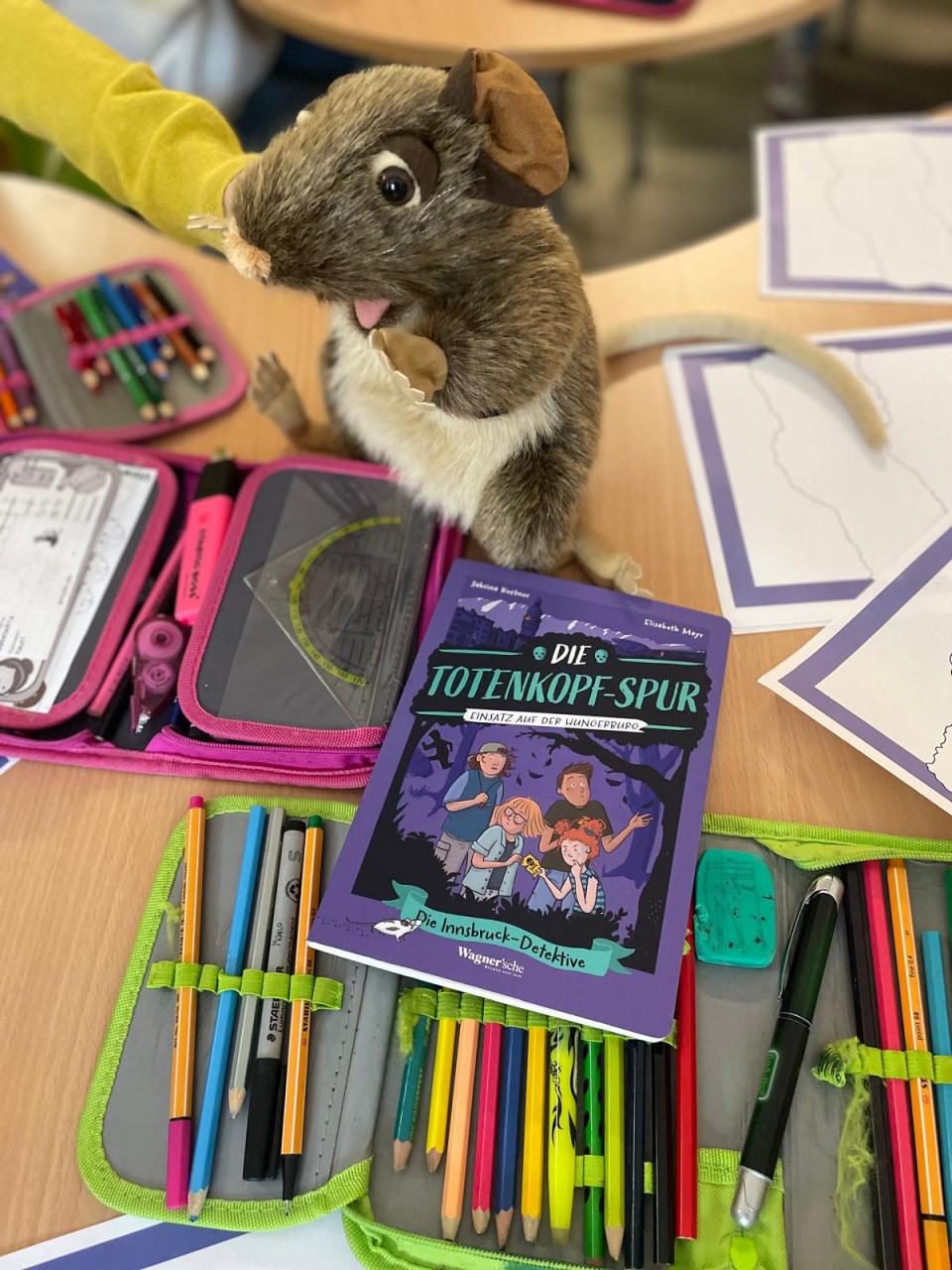 Foto Buch auf Schreibtisch