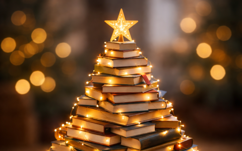 Christbaum aus gestappelten Büchern mit Lichterkette